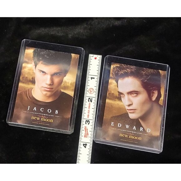 Collectible Edward and Jacob New Moon trading cards with Protective Sheaths - Picture 3 of 7